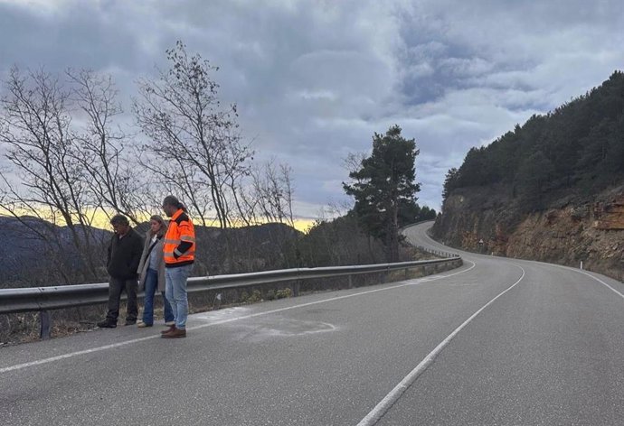 Visita de los responsables técnicos de la Dirección General de Carreteras del Gobierno de Aragón a la A-1701, en Linares de Mora (Teruel).