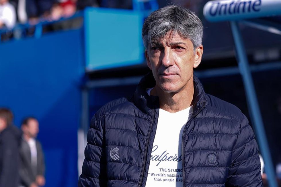 Archivo - El entrenador de la Real Sociedad, Imanol Alguacil, durante un encuentro de LaLiga EA Sports.