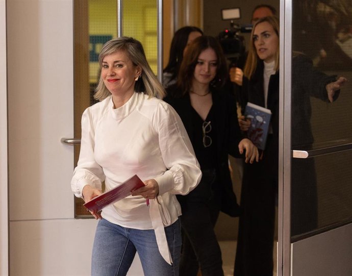 La portavoz de Sumar en el Congreso, Verónica Martínez, llega a una rueda de prensa posterior a la Junta de Portavoces, en el Congreso de los Diputados, a 25 de febrero de 2025, en Madrid (España).