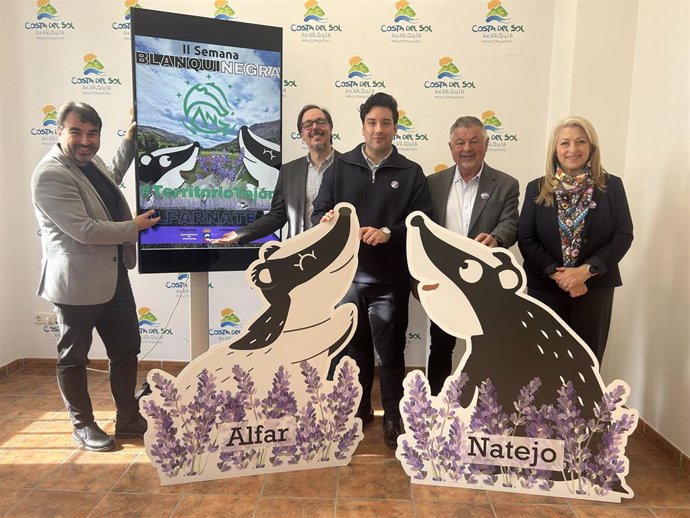 El presidente de la Mancomunidad Axarquía, Jorge Martín; el alcalde de Alfarnatejo, Daniel Benítez y los responsables de la empresa Kapikúa, Antonio Márquez y Rafael Navarrete, han presentado este martes el programa de la Semana Blanquinegra.