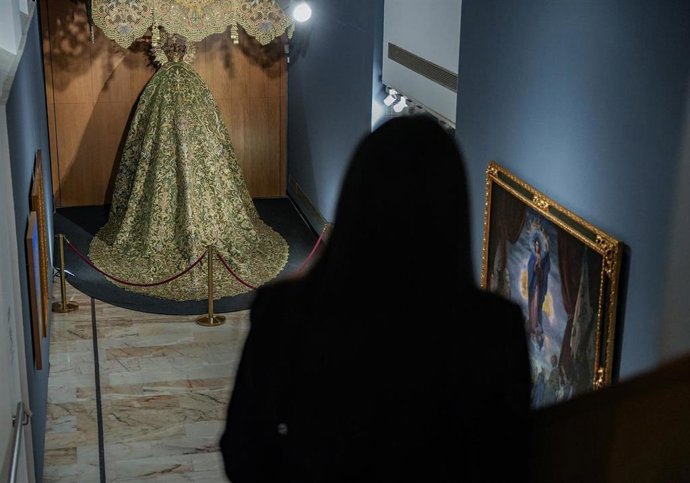 La exposición dedicada al centenario del besamano de la Esperanza Macarena forma parte de las actividades programadas por Cajasol para la Cuaresma.