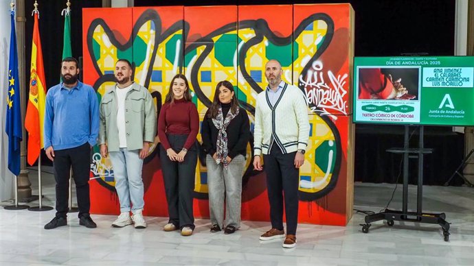El delegado de Cultura y Deporte de la Junta de Andalucía, Eduardo Lucena (dcha.), en la presentación de la actividad por el Día de Andalucía.