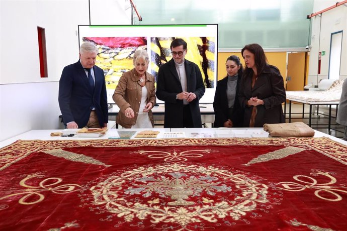 La consejera de Cultura y Deporte, Patricia del Pozo, en la presentación de los trabajos para la conservación del Dosel del Corpus y el Terno Blanco del Ajuar de la Virgen de los Reyes.
