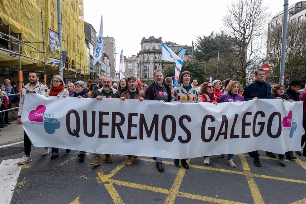 La portavoz nacional del BNG, Ana Pontón (c), y el secretario general del PSOE de Galicia, José Ramón Gómez Besteiro (3d), durante una manifestación por la situación de la lengua gallega, a 23 de febrero de 2025, en Santiago de Compostela, A Coruña, Gal