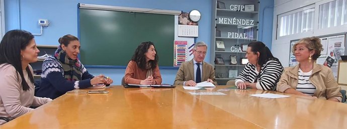 El delegado de Desarrollo Educativo y Formación Profesional (FP), Miguel Ángel Araúz, junto con mujeres de la Federación de Asociaciones de Mujeres Gitanas (Fakali), en su visita al colegio Menéndez Pidal de Torreblanca.