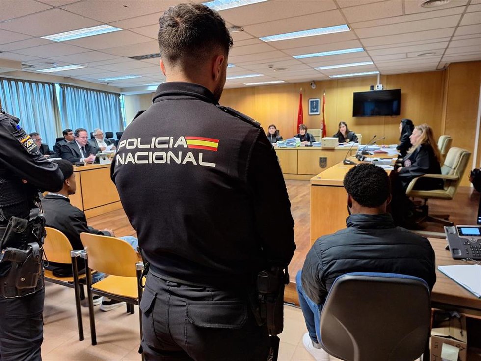 Siete miembros de la banda juvenil Trinitarios acusados de intento de asesinato se sientan en el banquillo de la Audiencia Provincial de Madrid, el 25 de febrero de 2025.