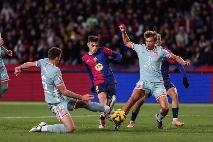 Archivo - Pedri Gonzalez (FC Barcelona) y Marcos Llorente (Atlético de Madrid) durante una acción en un partido de Liga.