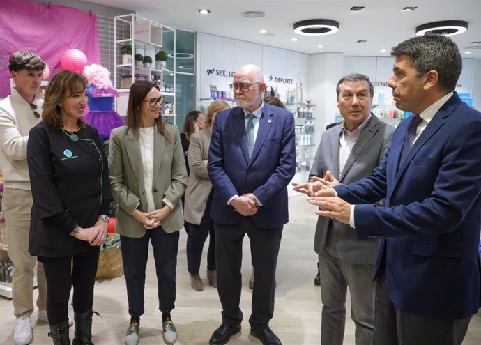 Mazón en su visita a la farmacia de Paterna