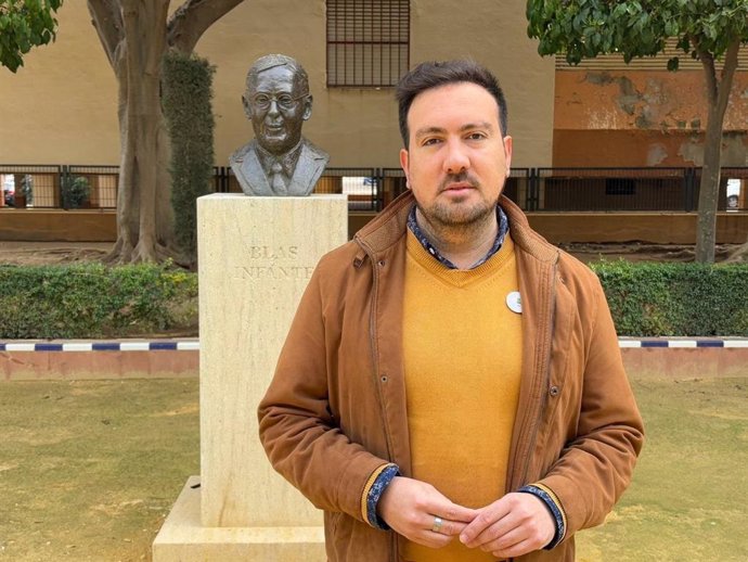 El delegado de Cultura en Alcalá, Chistopher Rivas, junto al busto dedicado a Blas Infante.
