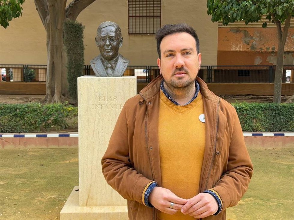 El delegado de Cultura en Alcalá, Chistopher Rivas, junto al busto dedicado a Blas Infante.