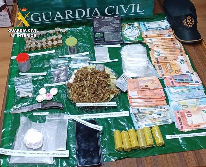 Dinero y sustancias esfupefacientes hallados en el bar del detenido en un pueblo del Cerrato, en la provincia de Palencia.