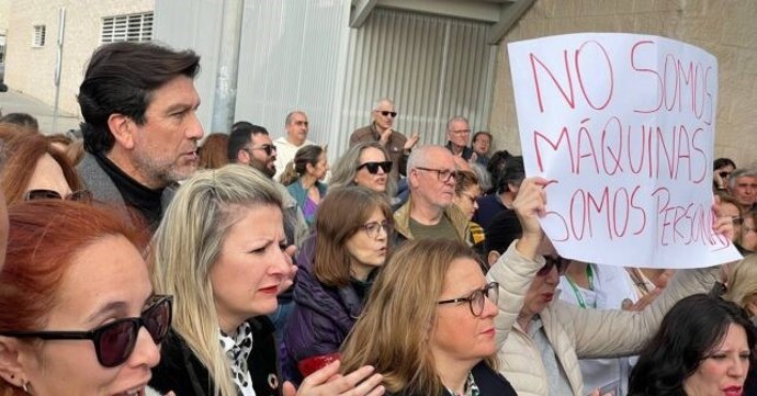 El portavoz de la Ejecutiva socialista y parlamentario andaluz por la provincia, Enrique Gaviño, junto a otros socialista onubenses, en la concentración del personal del Hospital Juan Ramón Jiménez este martes.