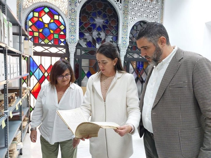 La delegada de la Junta en Almería, Aránzazu Martín, visita el Archivo Histórico Provincial junto a su directora, Sonia Bordes, y el delegado territorial de Turismo, Juan José Alonso.