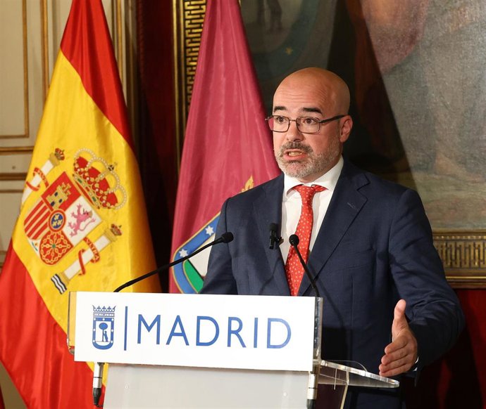 El delegado del Gobierno en la Comunidad de Madrid, Francisco Martín, durante una rueda de prensa posterior al Consejo y la Junta Local de Seguridad de la ciudad, en la Casa de la Villa, a 17 de febrero de 2025, en Madrid (España). 