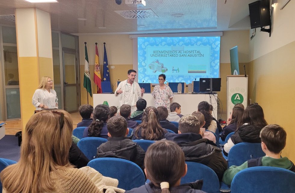 Visita de escolares al Hospital San Agustín.