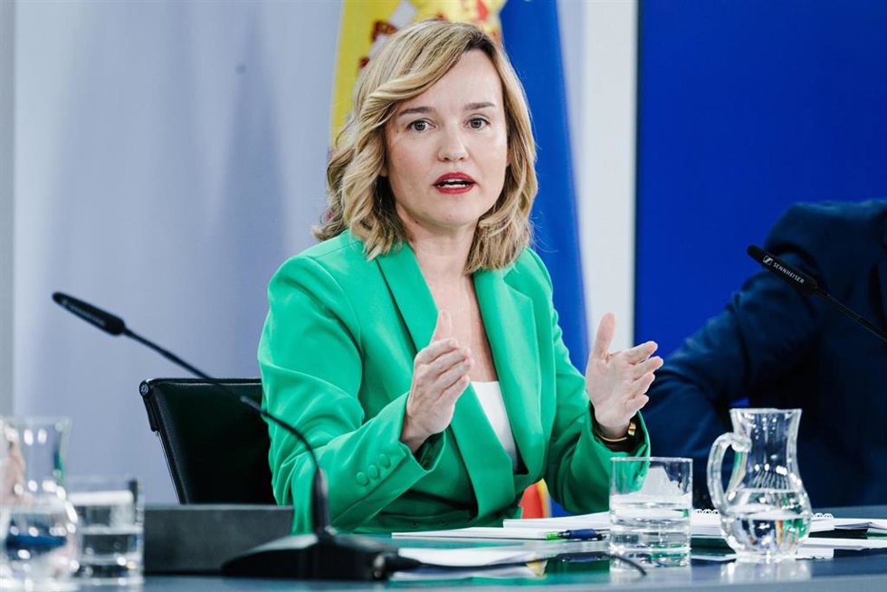 La ministra de Educación, FP y Deportes y portavoz el Gobierno, Pilar Alegría, durante una rueda de prensa posterior a la reunión del Consejo de Ministros, en el Palacio de la Moncloa, a 25 de febrero de 2025, en Madrid (España). Las preguntas de los me