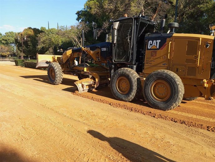 Renovación de zonas verdes y arreglo de caminos de albero en el Distrito Norte.