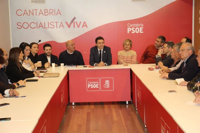 Reunión del equipo de Casares con secretariois generales de las agrupaciones