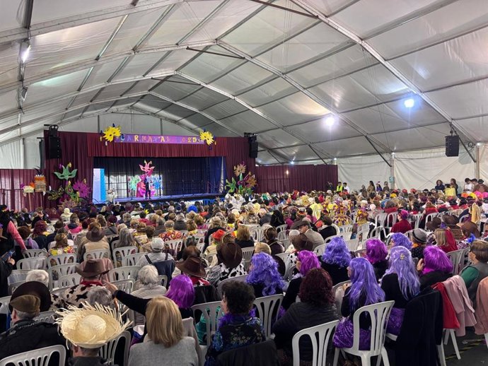 La Junta celebra en La Algaba la Gran Gala de Carnaval con más de 550 mayores de la provincia