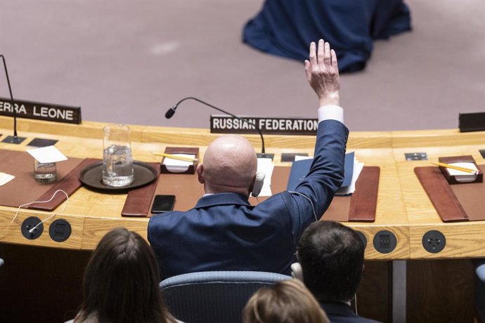 24 de fevereiro de 2025, Nova York, Nova York, EUA: O embaixador Vassily Nebenzia vota a favor da emenda proposta pela Rússia durante a reunião do Conselho de Segurança sobre o projeto de resolução sobre paz e segurança da Ucrânia na sede da ONU em Nova Y
