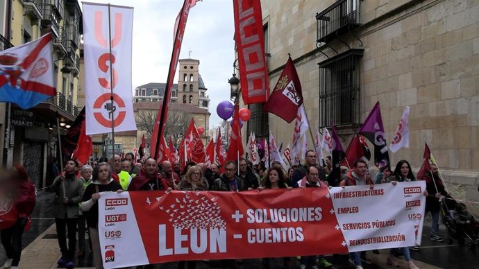 Cabecera de la manifestación por el futuro de León del pasado 16 de febrero.