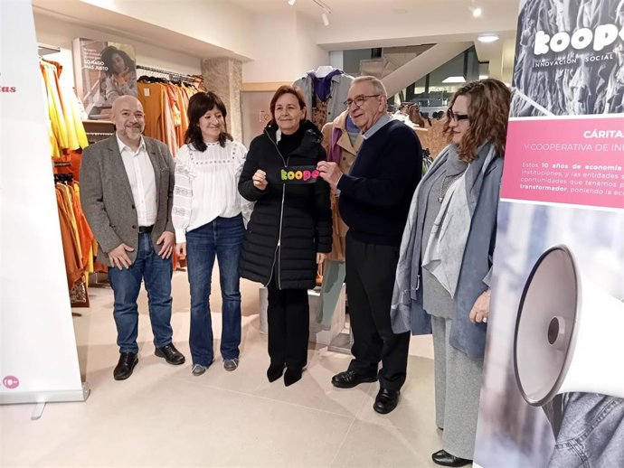 La alcaldesa de Gijón y el concejal de Medio Ambiente y Sostenibilidad, Rodrigo Pintueles, durante su visita al nuevo local inaugurado por Cáritas-Koopera.