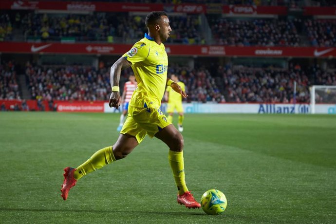 Archivo - El futbolista Carlos Akapo (Cádiz), ante el Granada.