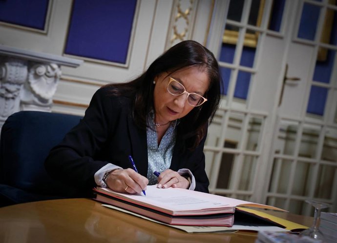 La presidenta dels Corts, Llanos Massó