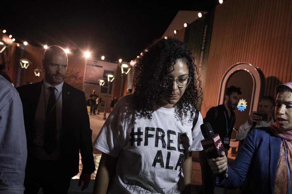 Archivo - Sanaa Seif, hermana del destacado activista Alaa Abdelfatá, durante una protesta para exigir su liberación. 