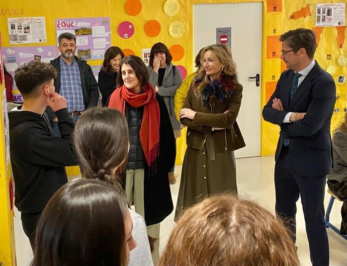 Inmaculada Troncoso (centro), entre Casiana Muñoz y Diego Copé, hablan con estudiantes del IES Casiana Muñoz Tuñón.