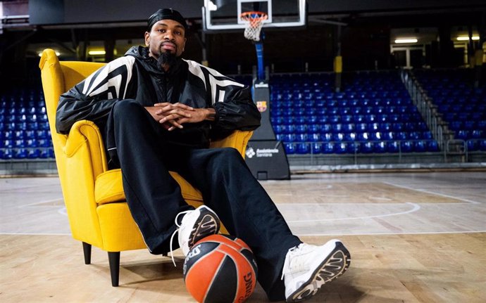 El jugador estadounidense Kevin Punter posando con el balón de la Euroliga en el Palau Blaugrana