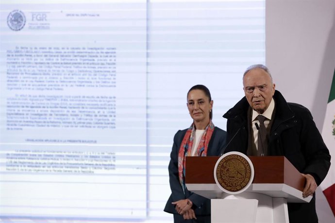 El fiscal general de México, Alejandro Gertz, junto a la presidenta Claudia Sheinabum.