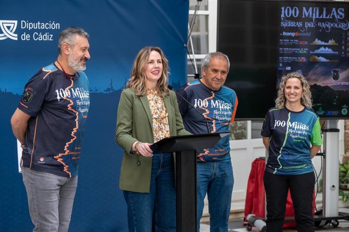 La alcaldesa de Prado del Rey y también diputada provincial, Vanesa Beltrán, y el vicepresidente segundo de la Diputación de Cádiz y responsable de su Servicio de Deportes, Javier Vidal, presentan la 100 Millas Sierras del Bandolero