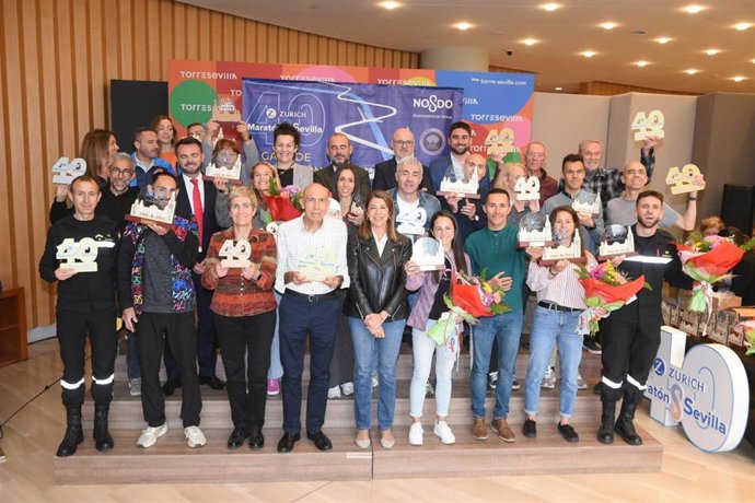 Foto de familia de Silvia Pozo con galardonados por su clasificación en cada una de las categorías del Maratón.