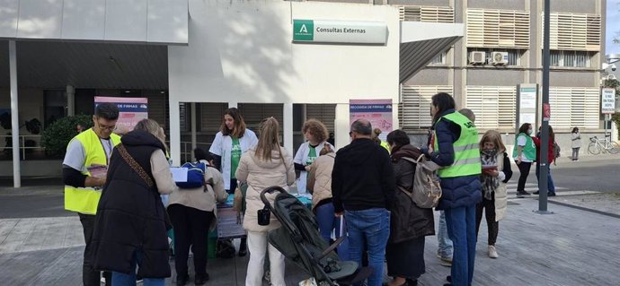 Recogida de firmas de Satse, Csif, CCOO y UGT en el Hospital Virgen del Rocío.