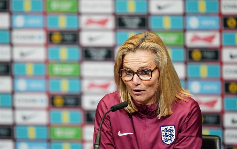 La seleccionadora femenina inglesa de fútbol, Sarina Wiegman, en rueda de prensa