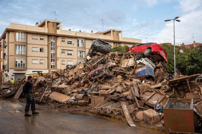 Archivo - Arxiu - Una muntanya de brossa, vehicles i mobiliari destrossat després del pas de la dana a Alfafar