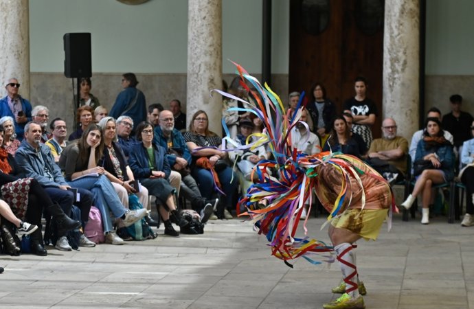 Dansa València organiza talleres de danza para personas con discapacidad visual y jóvenes migrantes
