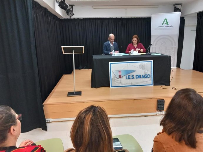 La Asociación de Madres y Padres de Alumnos Amílcar Barca del IES Drago de Cádiz firma un acuerdo con FCC Aqualia S.L. Para fomentar la gestión eficiente del agua a través del teatro juvenil