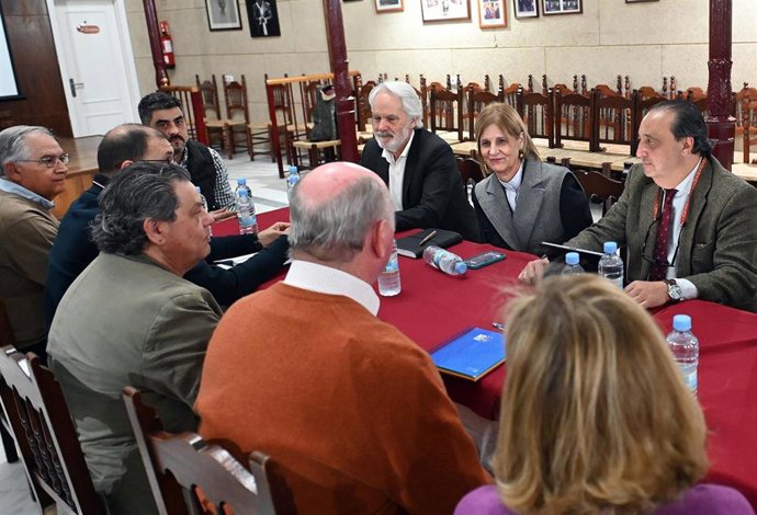 La alcaldesa de Jerez, María José García-Pelayo, con representantes de la Peña Flamenca Tío José de Paula.