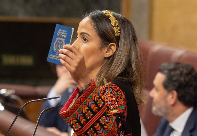 La diputada de Sumar, Tesh Sidi, interviene durante una sesión plenaria, en el Congreso de los Diputados, a 25 de febrero de 2025, en Madrid (España).