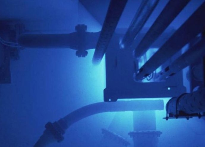 Núcleo brillante del reactor de investigación