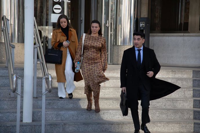 Archivo - La actriz Elisa Mouliaá (c), sale de declarar de los juzgados de Plaza de Castilla, junto a su abogado, Alfredo Arrién, a 16 de enero de 2025, en Madrid (España). 