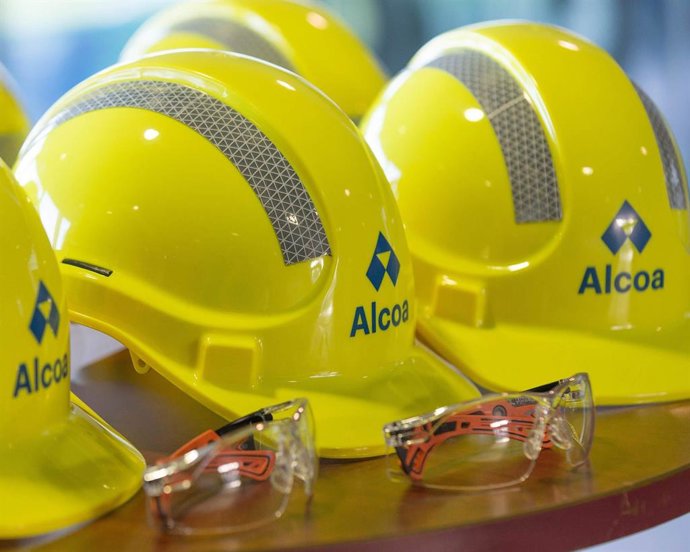 Archivo - Arquivo - Capacetes dos trabalhadores da Alcoa