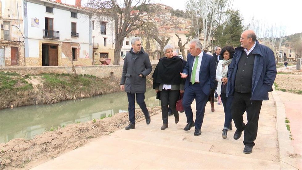 El ministro de Política Territorial y Memoria Democrática, Ángel Víctor Torres, en su visita a Mira (Cuenca).
