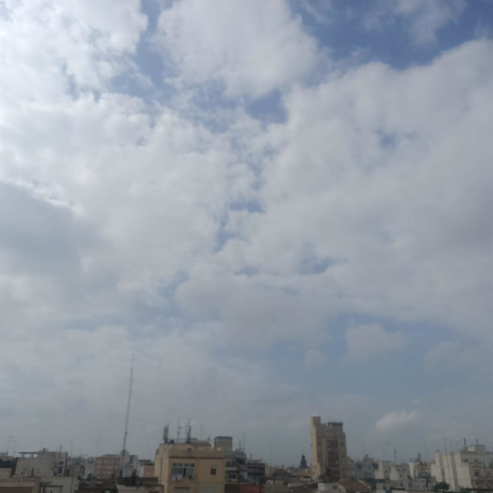 Archivo - Imagen del cielo de Valncia