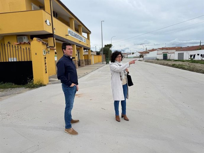 El vicepresidente Tercero de Fomento de la Diputación de Cáceres, Luis Fernando García, y la alcaldesa de Rosalejo, María Eugenia Gonzalez