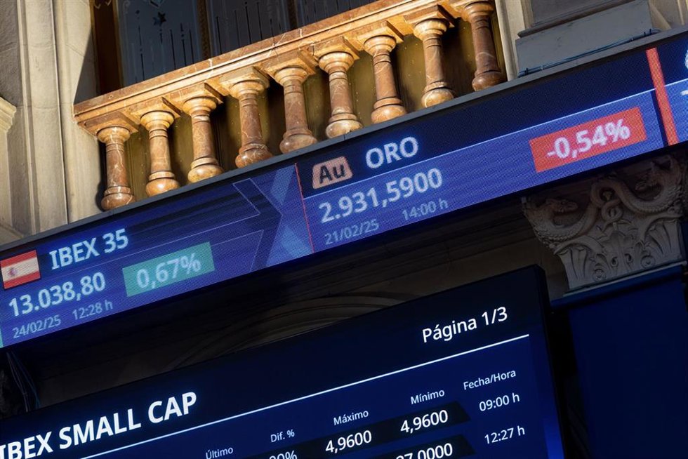 Paneles en el interior del Palacio de la Bolsa, a 24 de febrero de 2025, en Madrid (España). 