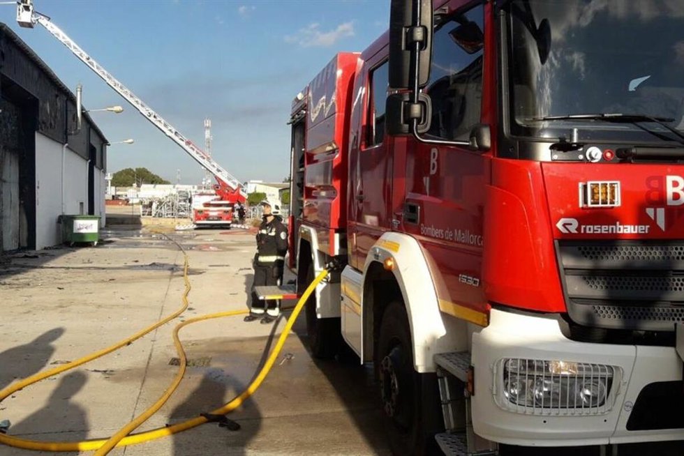 Archivo - Un camión de los Bomberos de Mallorca.