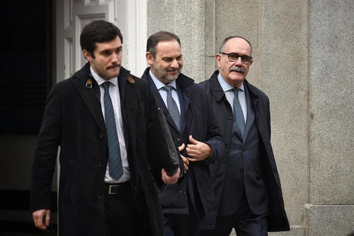 El ex ministro de Transportes José Luis Ábalos (c) sale de declarar al Tribunal Supremo, a 20 de febrero de 2025, en Madrid (España). 